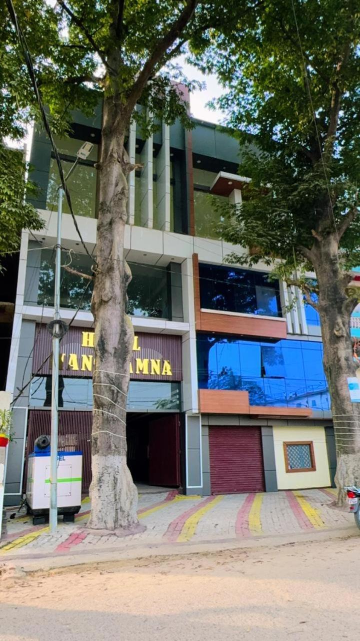 Hotel Manokamna بود جايا المظهر الخارجي الصورة